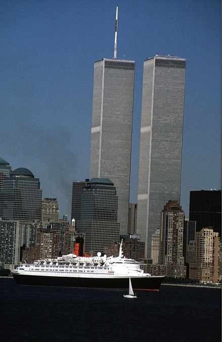 Blick auf Queen Elizabeth und World Trade Center